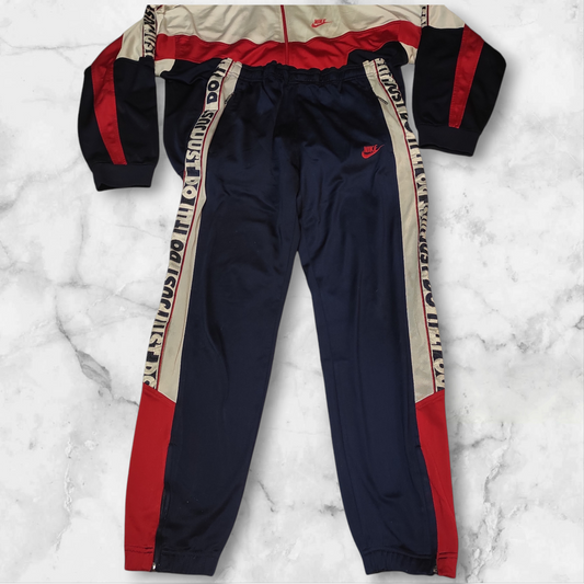 Entdecke unsere Vintage Track Pants von Nike und anderen Marken, erhältlich bei Valuxery.de - Dein Shop für trendige Vintage - Kleidung. Unsere Track Pants sind aus hochwertigen Materialien und