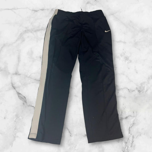Entdecke unsere Vintage Track Pants von Nike und anderen Marken, erhältlich bei Valuxery.de - Dein Shop für trendige Vintage - Kleidung. Unsere Track Pants sind aus hochwertigen Materialien und