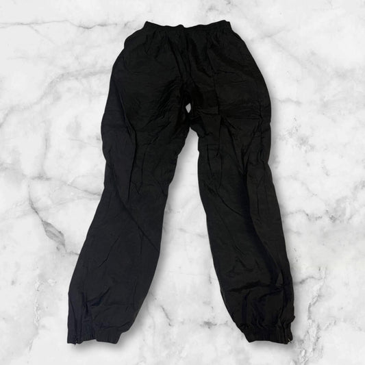 Entdecke unsere Vintage Track Pants von Nike und anderen Marken, erhältlich bei Valuxery.de - Dein Shop für trendige Vintage - Kleidung. Unsere Track Pants sind aus hochwertigen Materialien und