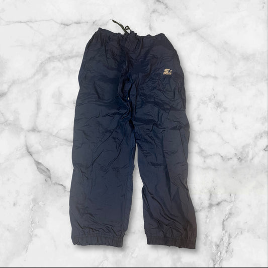 Entdecke unsere Vintage Track Pants von Nike und anderen Marken, erhältlich bei Valuxery.de - Dein Shop für trendige Vintage - Kleidung. Unsere Track Pants sind aus hochwertigen Materialien und
