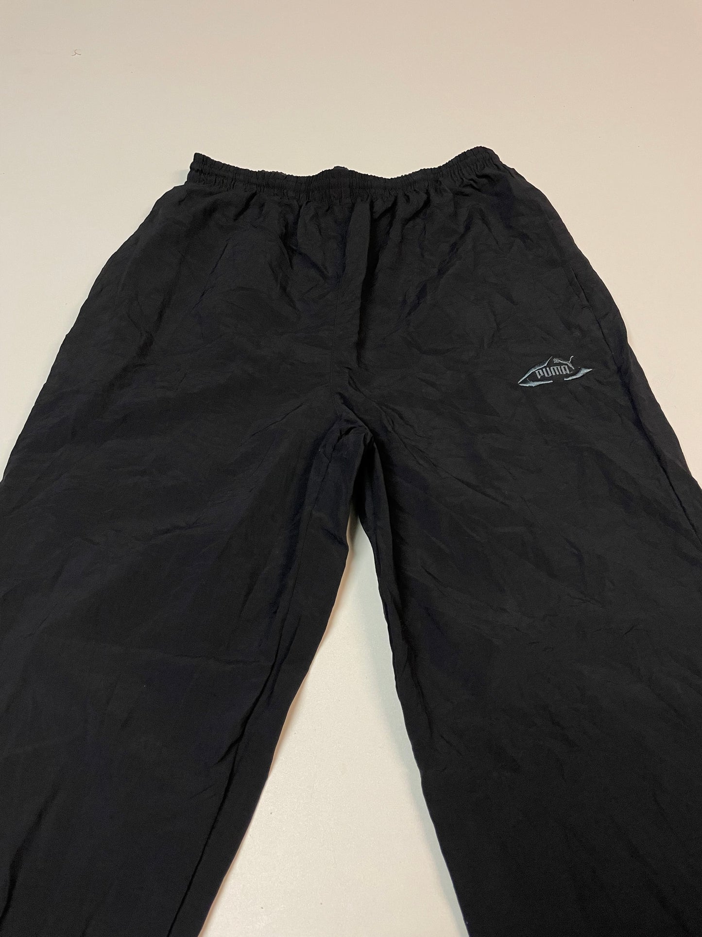 Entdecke unsere Vintage Track Pants von Nike und anderen Marken, erhältlich bei Valuxery.de - Dein Shop für trendige Vintage - Kleidung. Unsere Track Pants sind aus hochwertigen Materialien und