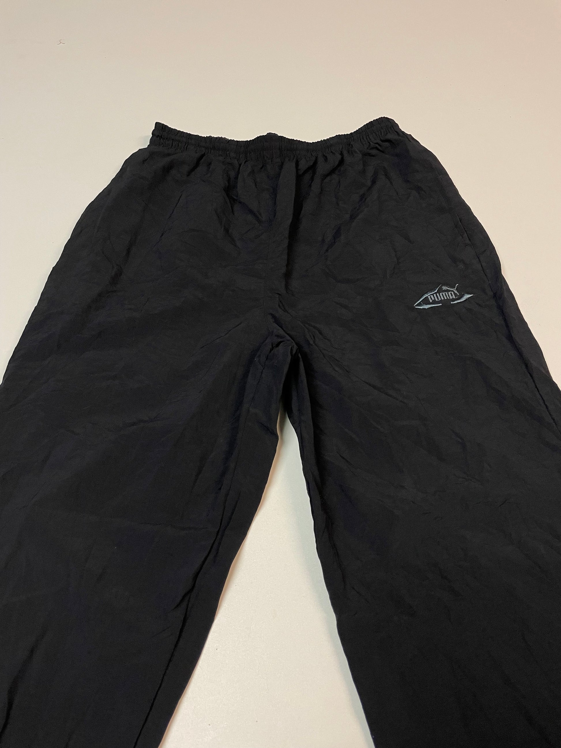 Entdecke unsere Vintage Track Pants von Nike und anderen Marken, erhältlich bei Valuxery.de - Dein Shop für trendige Vintage - Kleidung. Unsere Track Pants sind aus hochwertigen Materialien und