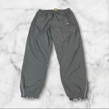 Entdecke unsere Vintage Track Pants von Nike und anderen Marken, erhältlich bei Valuxery.de - Dein Shop für trendige Vintage - Kleidung. Unsere Track Pants sind aus hochwertigen Materialien und