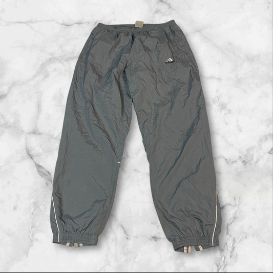 Entdecke unsere Vintage Track Pants von Nike und anderen Marken, erhältlich bei Valuxery.de - Dein Shop für trendige Vintage - Kleidung. Unsere Track Pants sind aus hochwertigen Materialien und