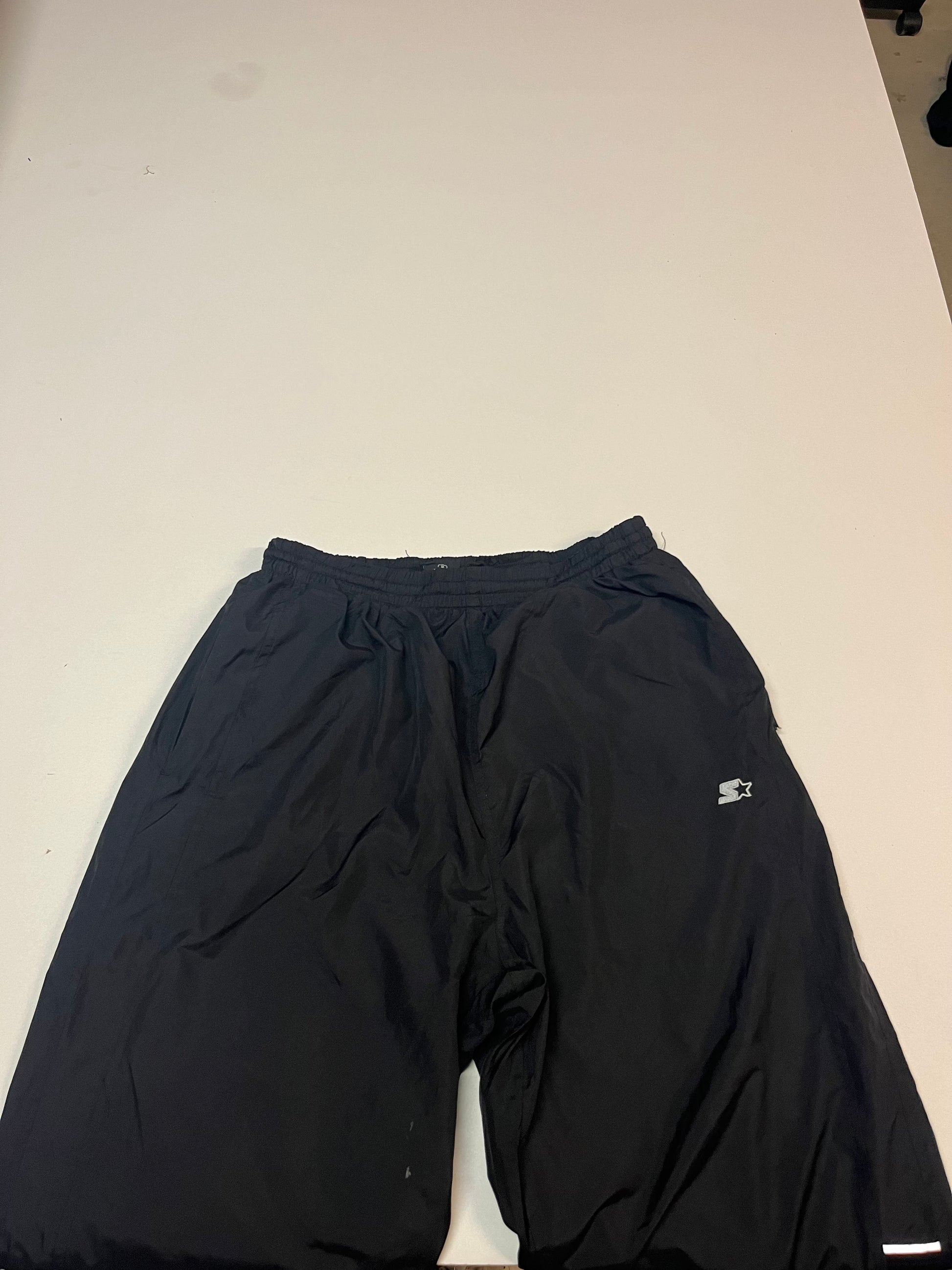 Entdecke unsere Vintage Track Pants von Nike und anderen Marken, erhältlich bei Valuxery.de - Dein Shop für trendige Vintage - Kleidung. Unsere Track Pants sind aus hochwertigen Materialien und