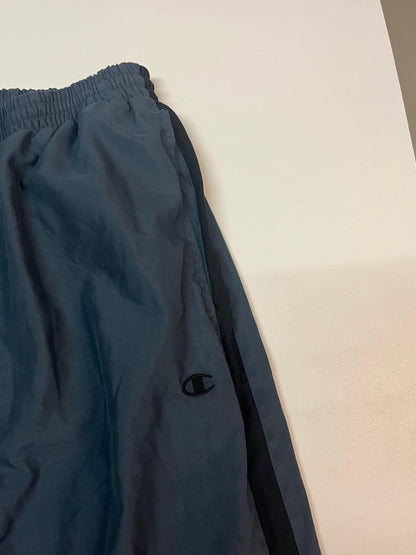 Entdecke unsere Vintage Track Pants von Nike und anderen Marken, erhältlich bei Valuxery.de - Dein Shop für trendige Vintage - Kleidung. Unsere Track Pants sind aus hochwertigen Materialien und