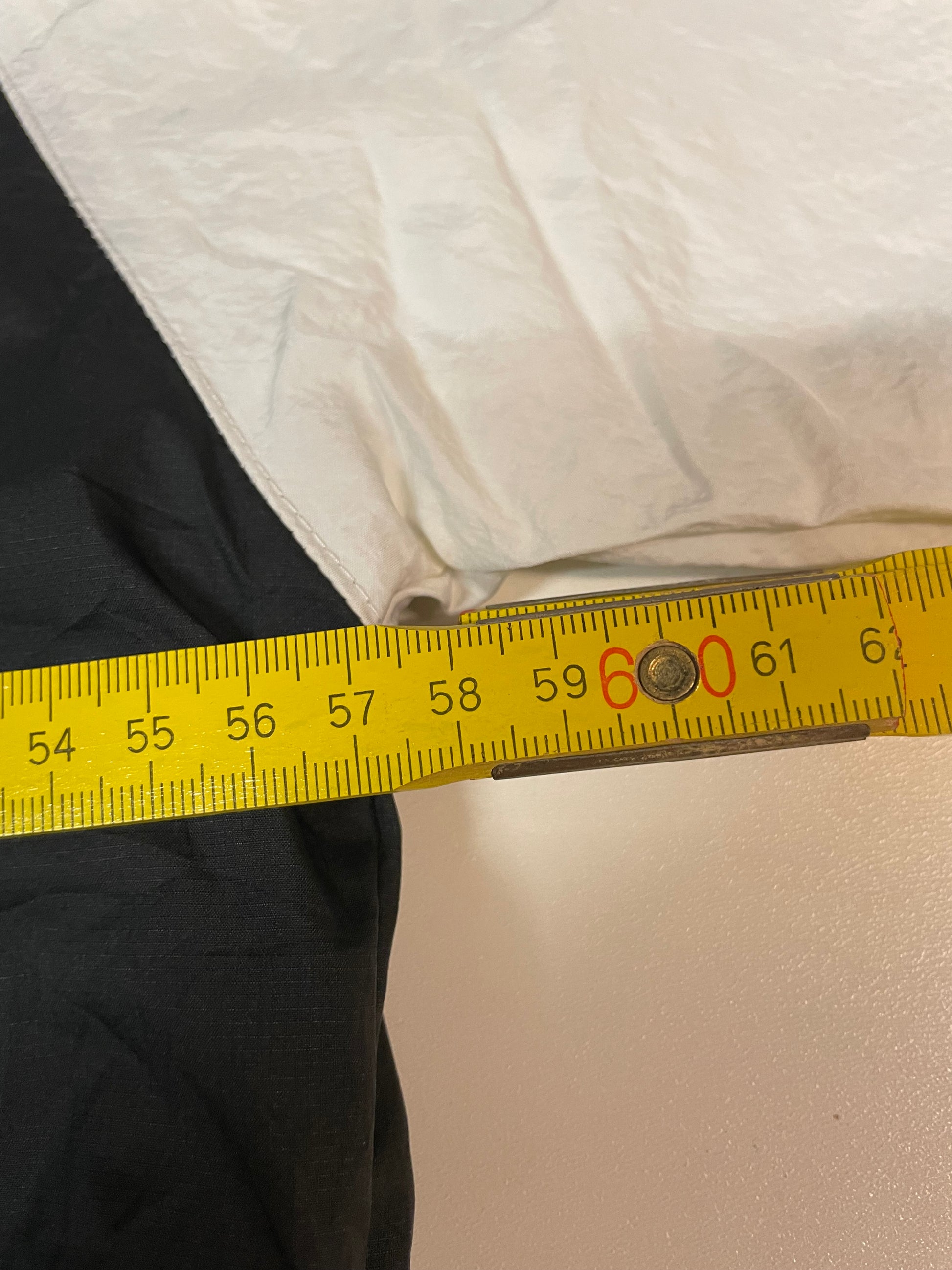 Entdecke unsere Vintage Track Pants von Nike und anderen Marken, erhältlich bei Valuxery.de - Dein Shop für trendige Vintage - Kleidung. Unsere Track Pants sind aus hochwertigen Materialien und