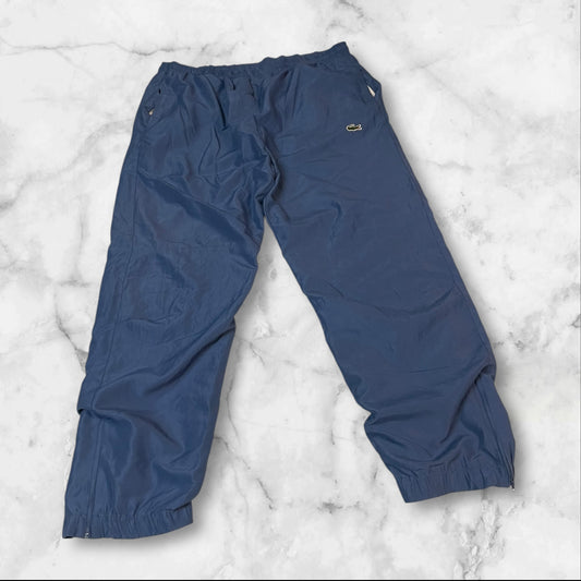 Entdecke unsere Vintage Track Pants von Nike und anderen Marken, erhältlich bei Valuxery.de - Dein Shop für trendige Vintage - Kleidung. Unsere Track Pants sind aus hochwertigen Materialien und
