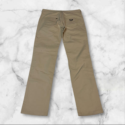 Entdecke unsere Vintage Track Pants von Nike und anderen Marken, erhältlich bei Valuxery.de - Dein Shop für trendige Vintage - Kleidung. Unsere Track Pants sind aus hochwertigen Materialien und