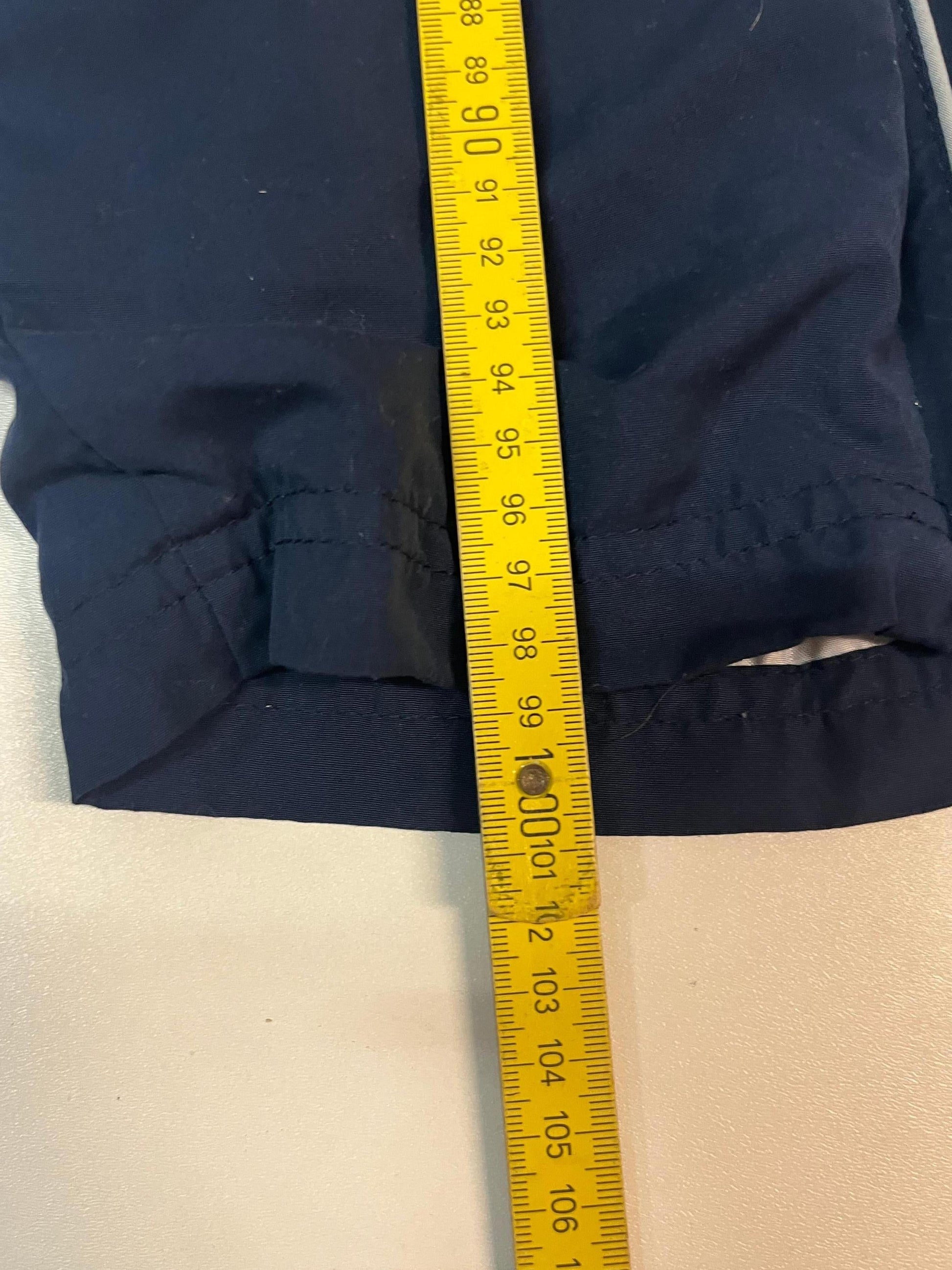 Entdecke unsere Vintage Track Pants von Nike und anderen Marken, erhältlich bei Valuxery.de - Dein Shop für trendige Vintage - Kleidung. Unsere Track Pants sind aus hochwertigen Materialien und
