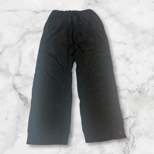 Entdecke unsere Vintage Track Pants von Nike und anderen Marken, erhältlich bei Valuxery.de - Dein Shop für trendige Vintage - Kleidung. Unsere Track Pants sind aus hochwertigen Materialien und