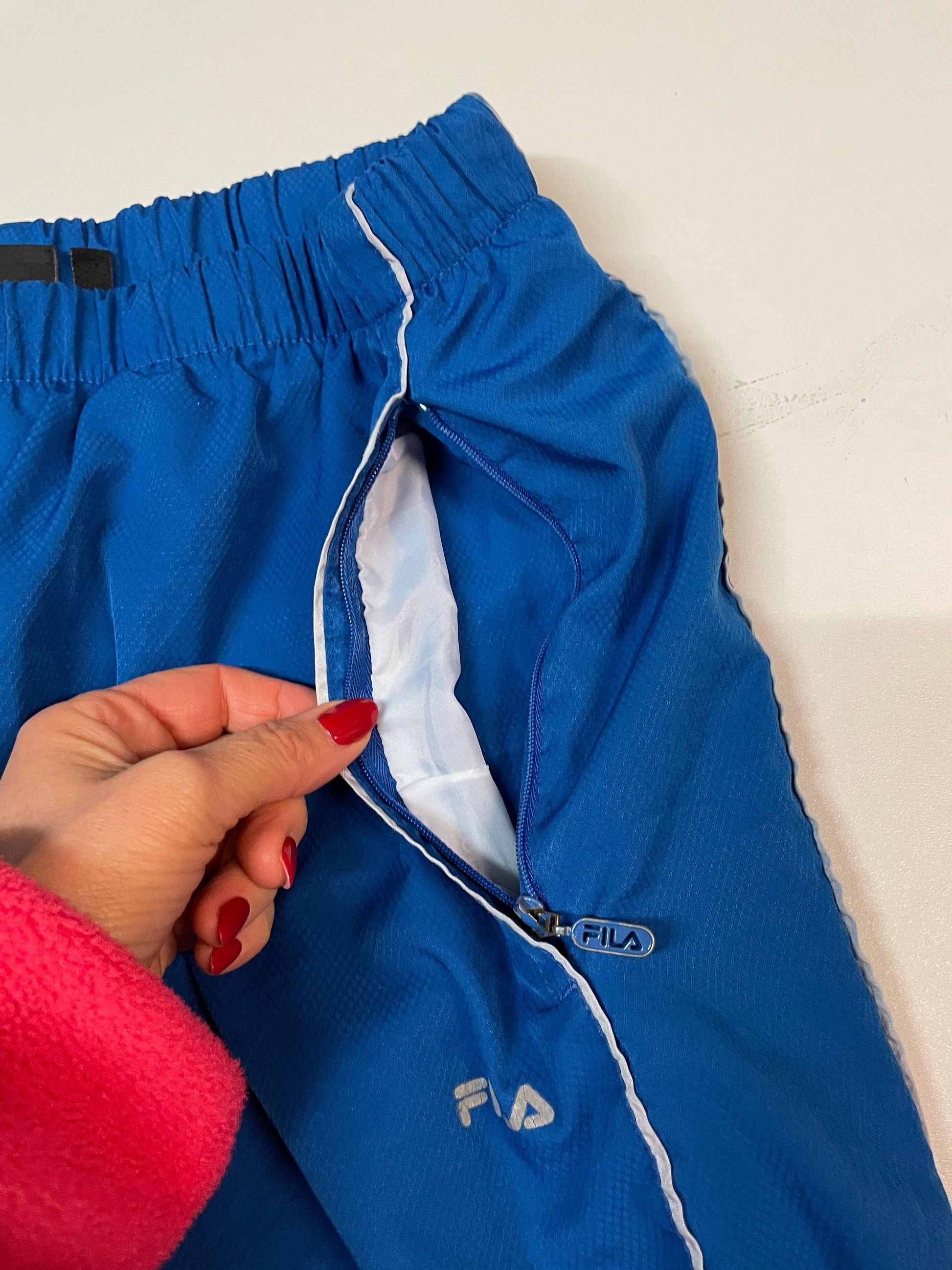 Entdecke unsere Vintage Track Pants von Nike und anderen Marken, erhältlich bei Valuxery.de - Dein Shop für trendige Vintage - Kleidung. Unsere Track Pants sind aus hochwertigen Materialien und