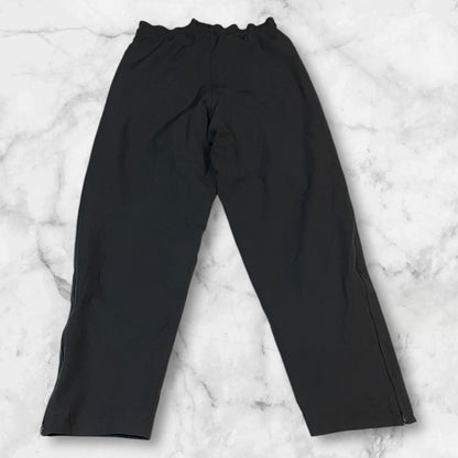 Entdecke unsere Vintage Track Pants von Nike und anderen Marken, erhältlich bei Valuxery.de - Dein Shop für trendige Vintage - Kleidung. Unsere Track Pants sind aus hochwertigen Materialien und