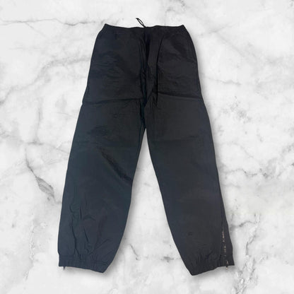 Entdecke unsere Vintage Track Pants von Nike und anderen Marken, erhältlich bei Valuxery.de - Dein Shop für trendige Vintage - Kleidung. Unsere Track Pants sind aus hochwertigen Materialien und