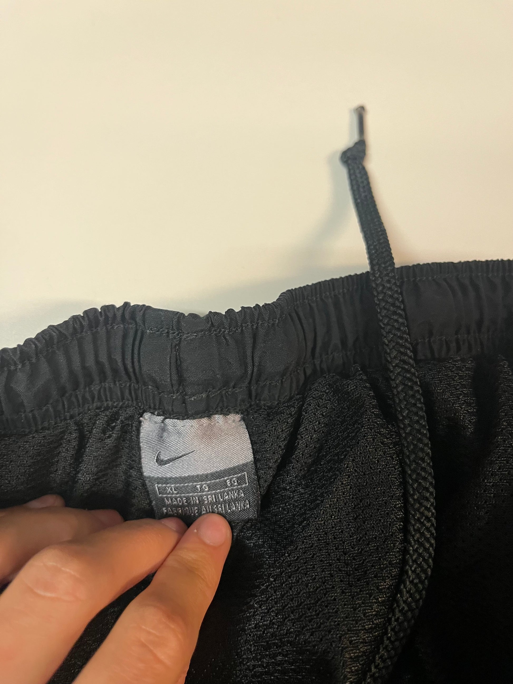 Entdecke unsere Vintage Track Pants von Nike und anderen Marken, erhältlich bei Valuxery.de - Dein Shop für trendige Vintage - Kleidung. Unsere Track Pants sind aus hochwertigen Materialien und