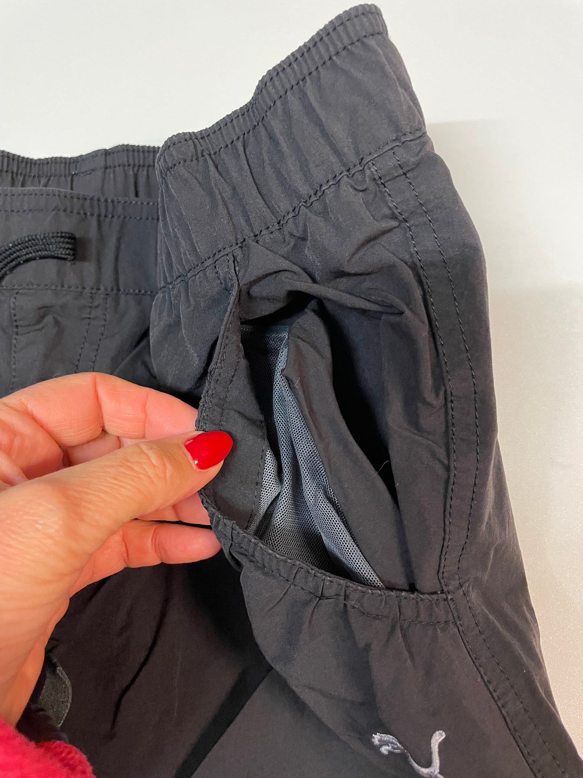 Entdecke unsere Vintage Track Pants von Nike und anderen Marken, erhältlich bei Valuxery.de - Dein Shop für trendige Vintage - Kleidung. Unsere Track Pants sind aus hochwertigen Materialien und