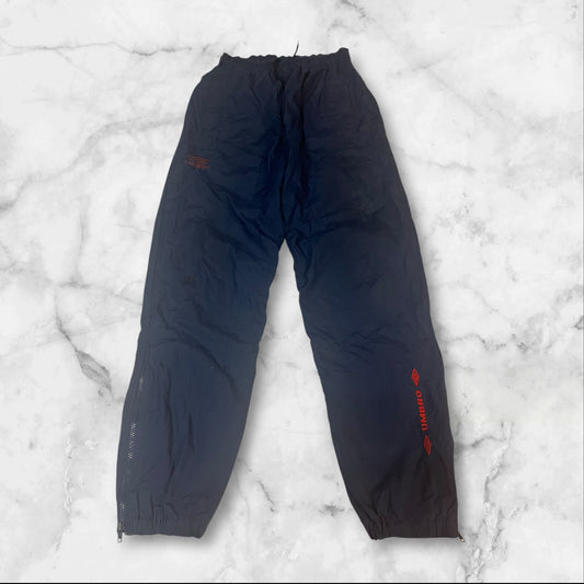 Entdecke unsere Vintage Track Pants von Nike und anderen Marken, erhältlich bei Valuxery.de - Dein Shop für trendige Vintage - Kleidung. Unsere Track Pants sind aus hochwertigen Materialien und