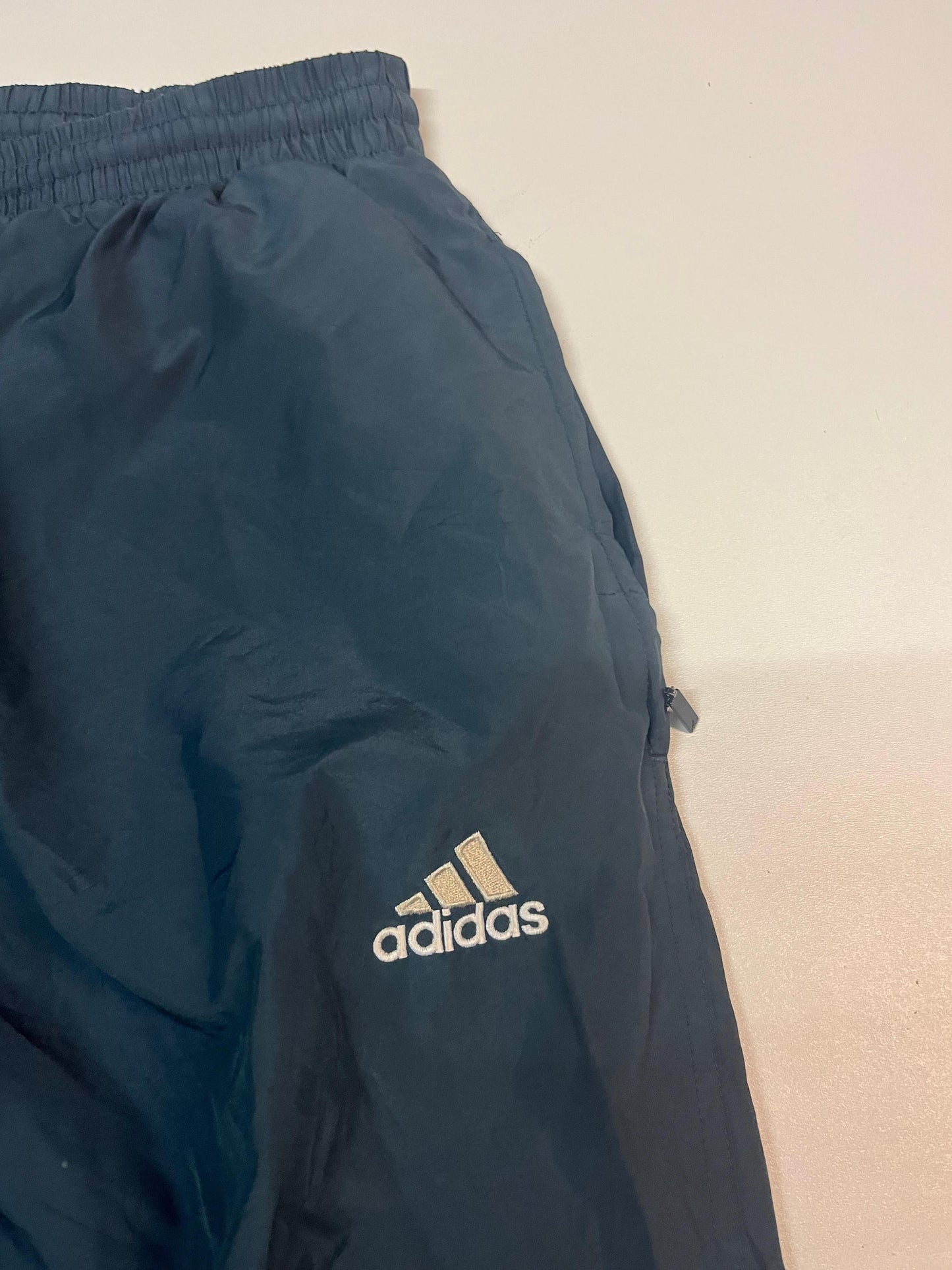 Entdecke unsere Vintage Track Pants von Nike und anderen Marken, erhältlich bei Valuxery.de - Dein Shop für trendige Vintage - Kleidung. Unsere Track Pants sind aus hochwertigen Materialien und
