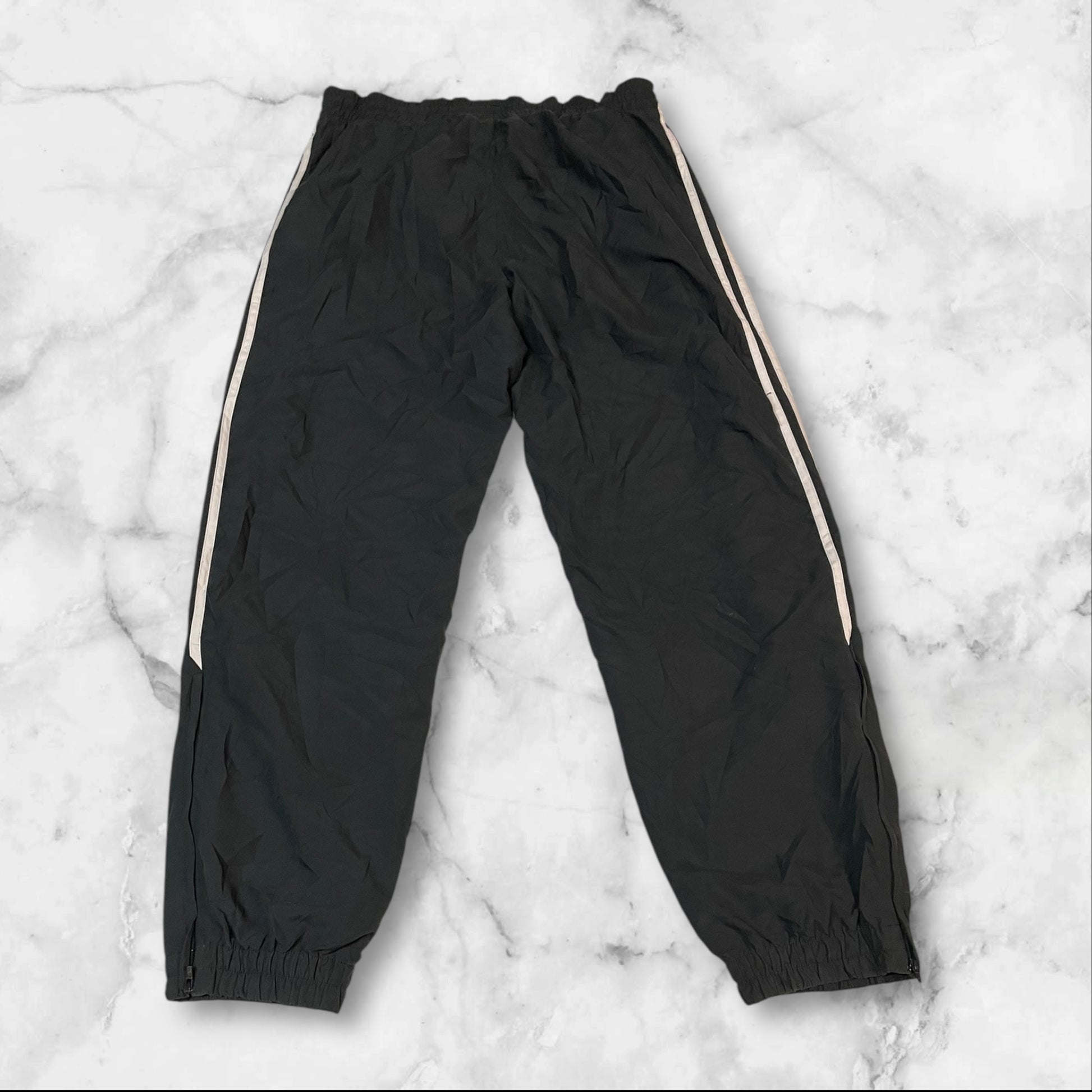 Entdecke unsere Vintage Track Pants von Nike und anderen Marken, erhältlich bei Valuxery.de - Dein Shop für trendige Vintage - Kleidung. Unsere Track Pants sind aus hochwertigen Materialien und