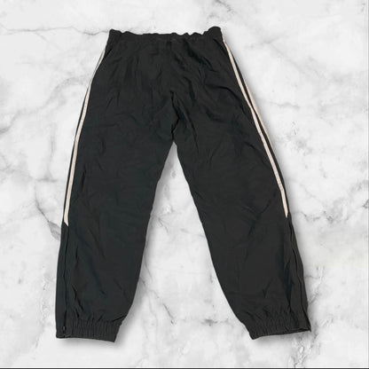 Entdecke unsere Vintage Track Pants von Nike und anderen Marken, erhältlich bei Valuxery.de - Dein Shop für trendige Vintage - Kleidung. Unsere Track Pants sind aus hochwertigen Materialien und