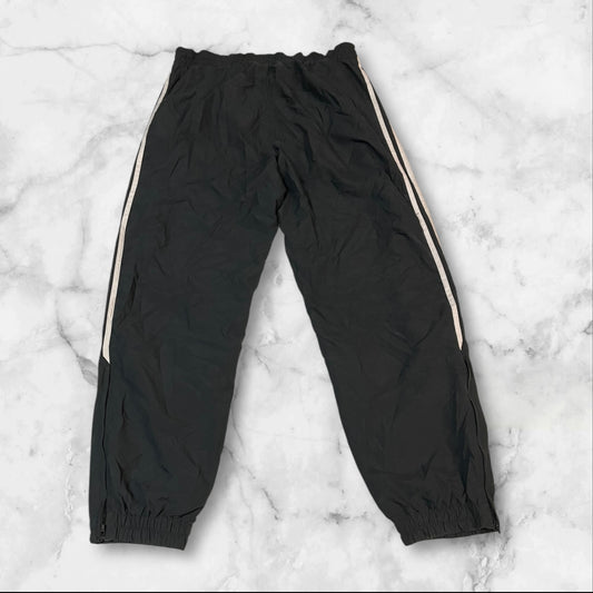 Entdecke unsere Vintage Track Pants von Nike und anderen Marken, erhältlich bei Valuxery.de - Dein Shop für trendige Vintage - Kleidung. Unsere Track Pants sind aus hochwertigen Materialien und