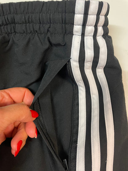 Entdecke unsere Vintage Track Pants von Nike und anderen Marken, erhältlich bei Valuxery.de - Dein Shop für trendige Vintage - Kleidung. Unsere Track Pants sind aus hochwertigen Materialien und