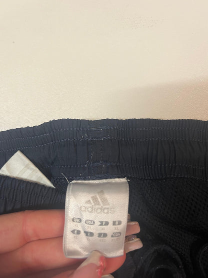 Entdecke unsere Vintage Track Pants von Nike und anderen Marken, erhältlich bei Valuxery.de - Dein Shop für trendige Vintage - Kleidung. Unsere Track Pants sind aus hochwertigen Materialien und