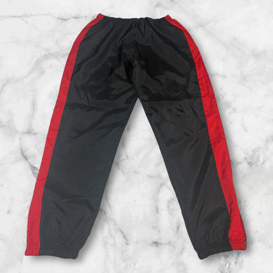 Entdecke unsere Vintage Track Pants von Nike und anderen Marken, erhältlich bei Valuxery.de - Dein Shop für trendige Vintage - Kleidung. Unsere Track Pants sind aus hochwertigen Materialien und