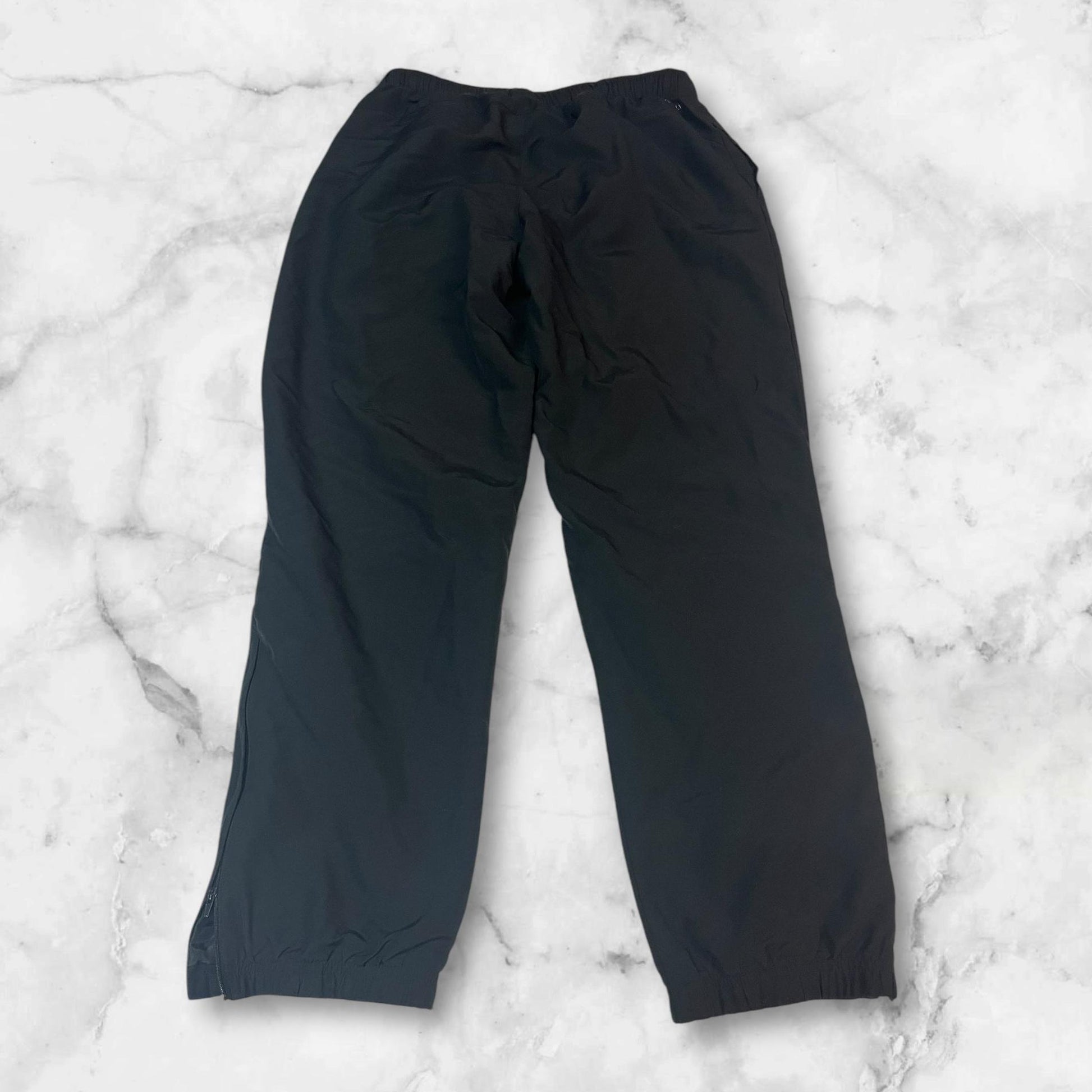 Entdecke unsere Vintage Track Pants von Nike und anderen Marken, erhältlich bei Valuxery.de - Dein Shop für trendige Vintage - Kleidung. Unsere Track Pants sind aus hochwertigen Materialien und