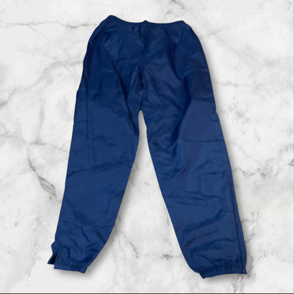 Entdecke unsere Vintage Track Pants von Nike und anderen Marken, erhältlich bei Valuxery.de - Dein Shop für trendige Vintage - Kleidung. Unsere Track Pants sind aus hochwertigen Materialien und