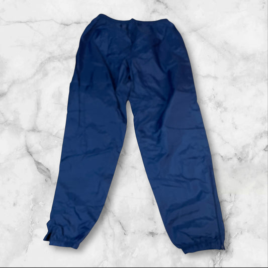 Entdecke unsere Vintage Track Pants von Nike und anderen Marken, erhältlich bei Valuxery.de - Dein Shop für trendige Vintage - Kleidung. Unsere Track Pants sind aus hochwertigen Materialien und