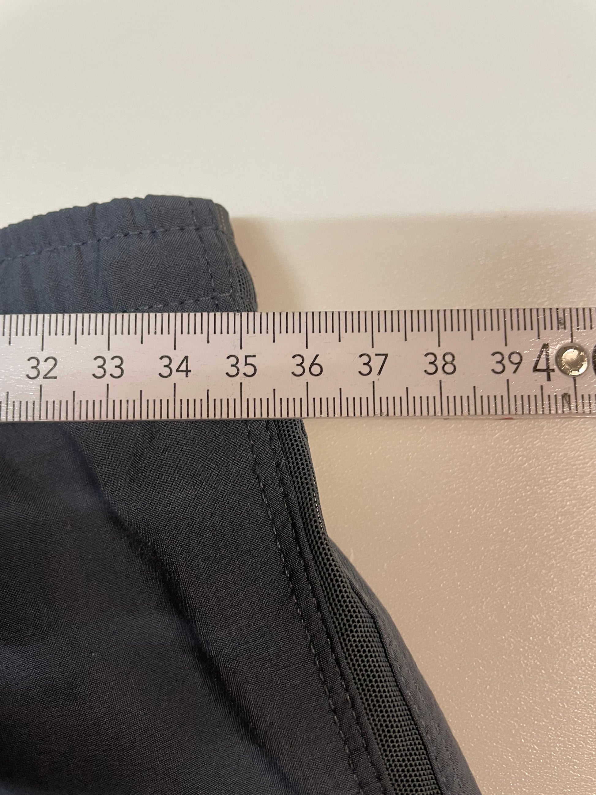 Entdecke unsere Vintage Track Pants von Nike und anderen Marken, erhältlich bei Valuxery.de - Dein Shop für trendige Vintage - Kleidung. Unsere Track Pants sind aus hochwertigen Materialien und