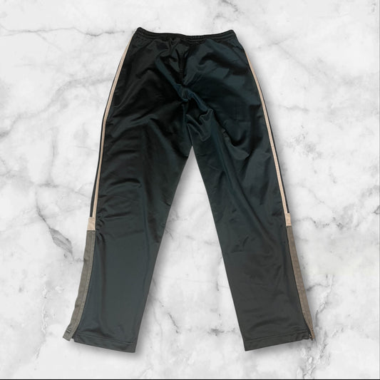 Entdecke unsere Vintage Track Pants von Nike und anderen Marken, erhältlich bei Valuxery.de - Dein Shop für trendige Vintage - Kleidung. Unsere Track Pants sind aus hochwertigen Materialien und