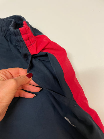 Entdecke unsere Vintage Track Pants von Nike und anderen Marken, erhältlich bei Valuxery.de - Dein Shop für trendige Vintage - Kleidung. Unsere Track Pants sind aus hochwertigen Materialien und