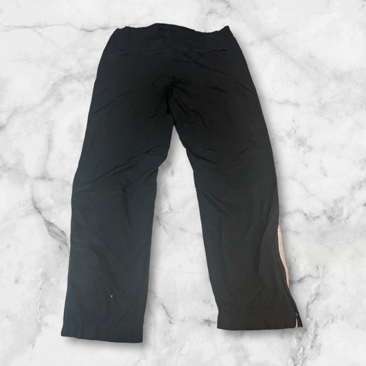 Entdecke unsere Vintage Track Pants von Nike und anderen Marken, erhältlich bei Valuxery.de - Dein Shop für trendige Vintage - Kleidung. Unsere Track Pants sind aus hochwertigen Materialien und