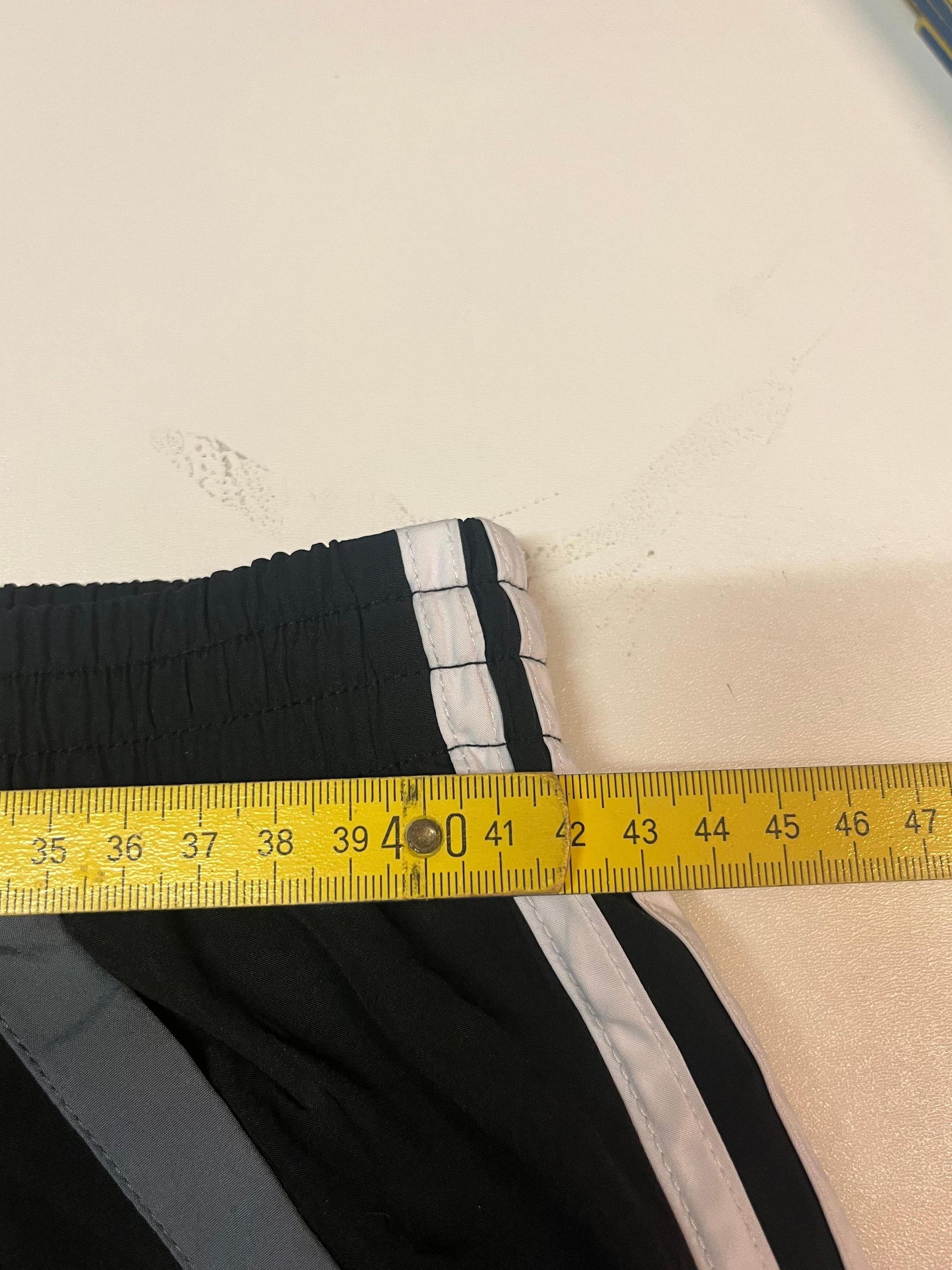 Entdecke unsere Vintage Track Pants von Nike und anderen Marken, erhältlich bei Valuxery.de - Dein Shop für trendige Vintage - Kleidung. Unsere Track Pants sind aus hochwertigen Materialien und