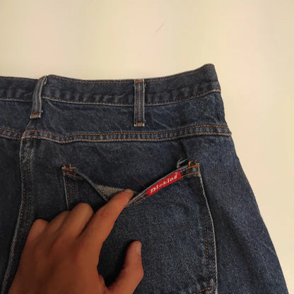 Entdecke unsere Vintage Track Pants von Nike und anderen Marken, erhältlich bei Valuxery.de - Dein Shop für trendige Vintage - Kleidung. Unsere Track Pants sind aus hochwertigen Materialien und
