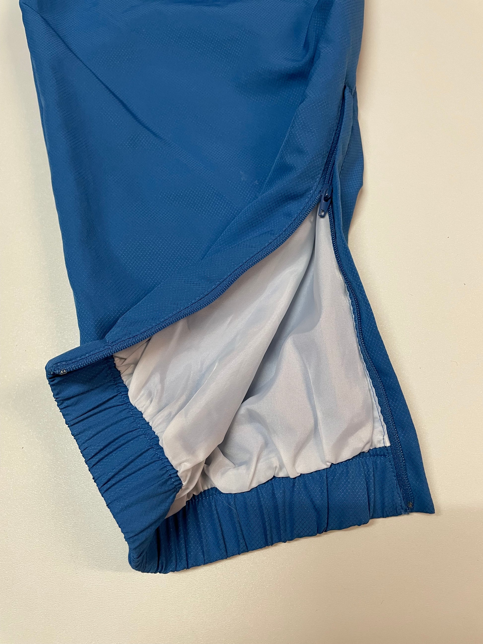 Entdecke unsere Vintage Track Pants von Nike und anderen Marken, erhältlich bei Valuxery.de - Dein Shop für trendige Vintage - Kleidung. Unsere Track Pants sind aus hochwertigen Materialien und