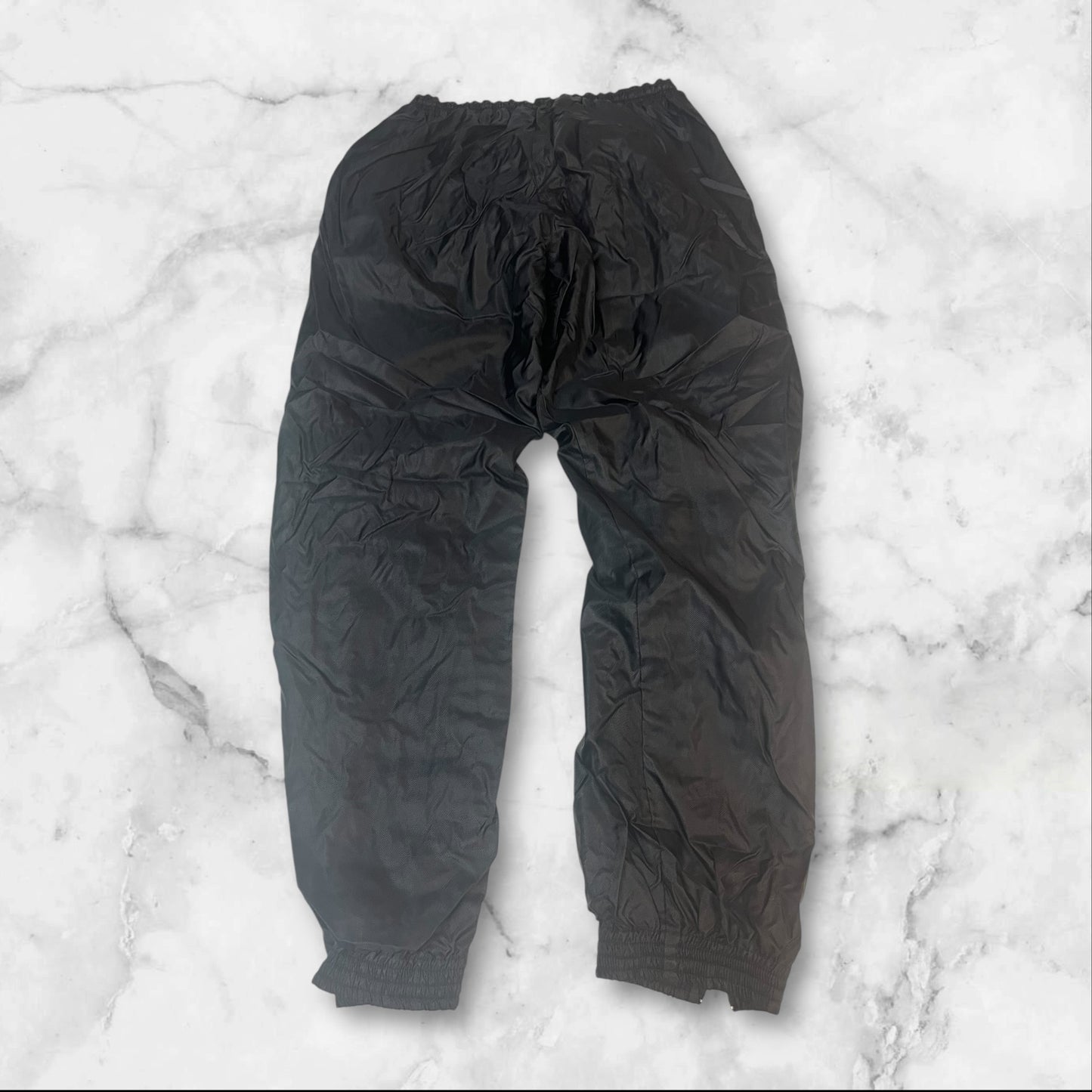 Entdecke unsere Vintage Track Pants von Nike und anderen Marken, erhältlich bei Valuxery.de - Dein Shop für trendige Vintage - Kleidung. Unsere Track Pants sind aus hochwertigen Materialien und