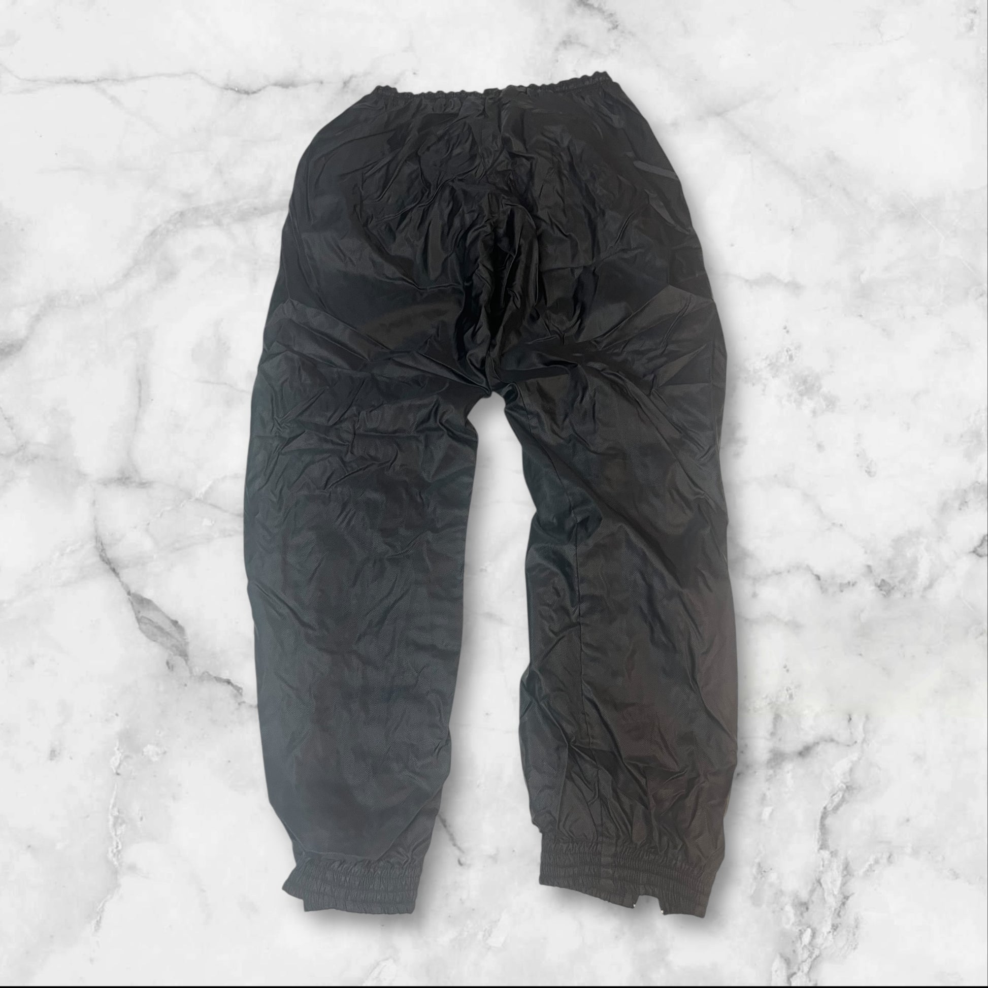 Entdecke unsere Vintage Track Pants von Nike und anderen Marken, erhältlich bei Valuxery.de - Dein Shop für trendige Vintage - Kleidung. Unsere Track Pants sind aus hochwertigen Materialien und