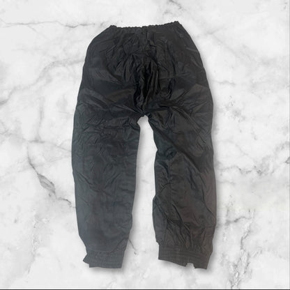 Entdecke unsere Vintage Track Pants von Nike und anderen Marken, erhältlich bei Valuxery.de - Dein Shop für trendige Vintage - Kleidung. Unsere Track Pants sind aus hochwertigen Materialien und