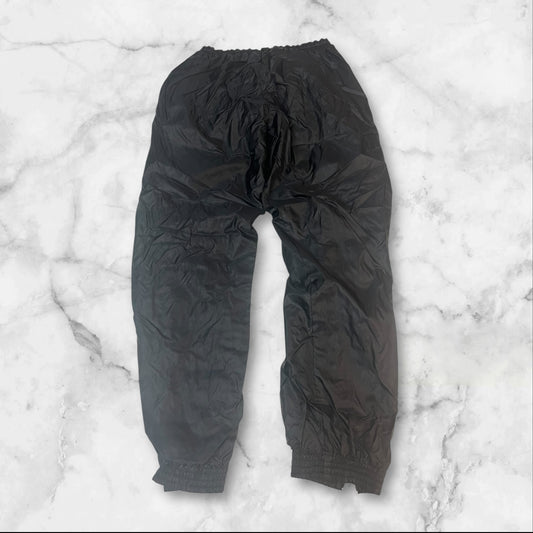 Entdecke unsere Vintage Track Pants von Nike und anderen Marken, erhältlich bei Valuxery.de - Dein Shop für trendige Vintage - Kleidung. Unsere Track Pants sind aus hochwertigen Materialien und
