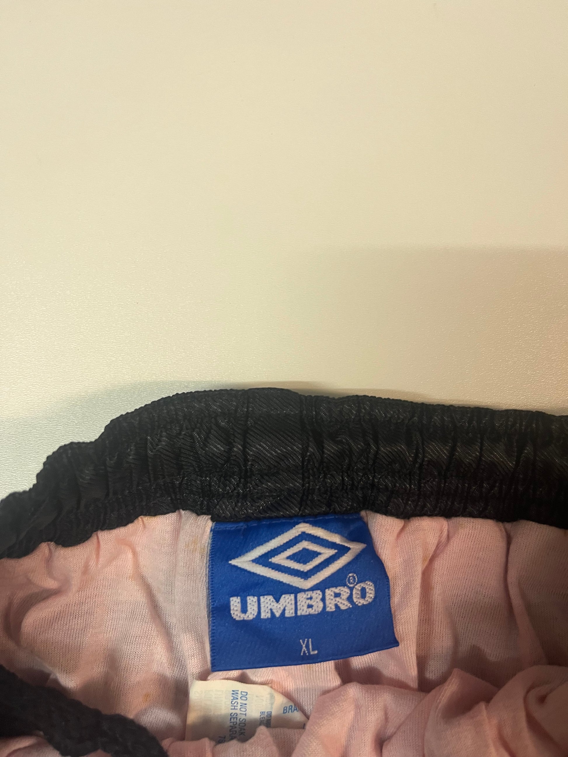 Entdecke unsere Vintage Track Pants von Nike und anderen Marken, erhältlich bei Valuxery.de - Dein Shop für trendige Vintage - Kleidung. Unsere Track Pants sind aus hochwertigen Materialien und