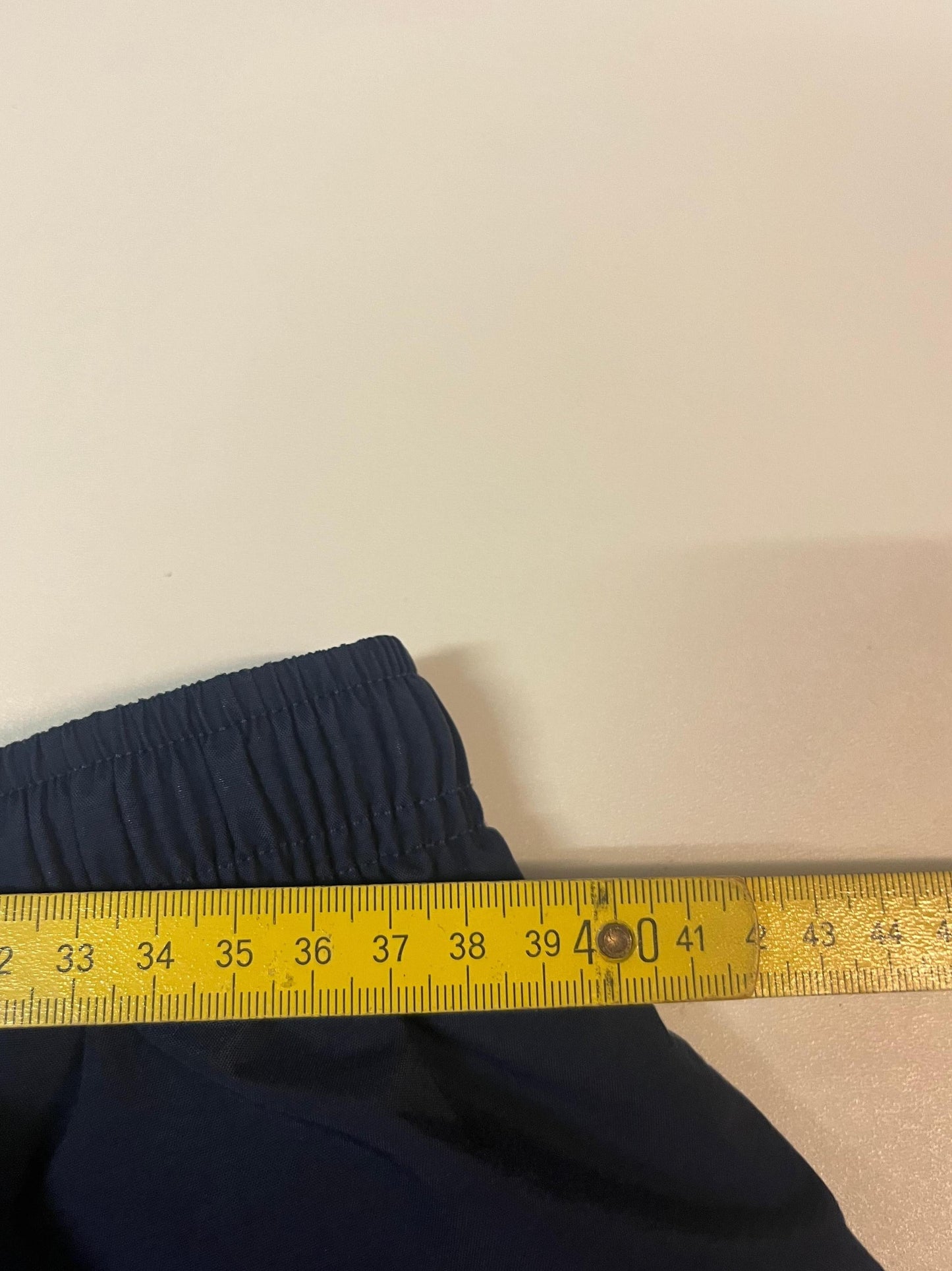Entdecke unsere Vintage Track Pants von Nike und anderen Marken, erhältlich bei Valuxery.de - Dein Shop für trendige Vintage - Kleidung. Unsere Track Pants sind aus hochwertigen Materialien und