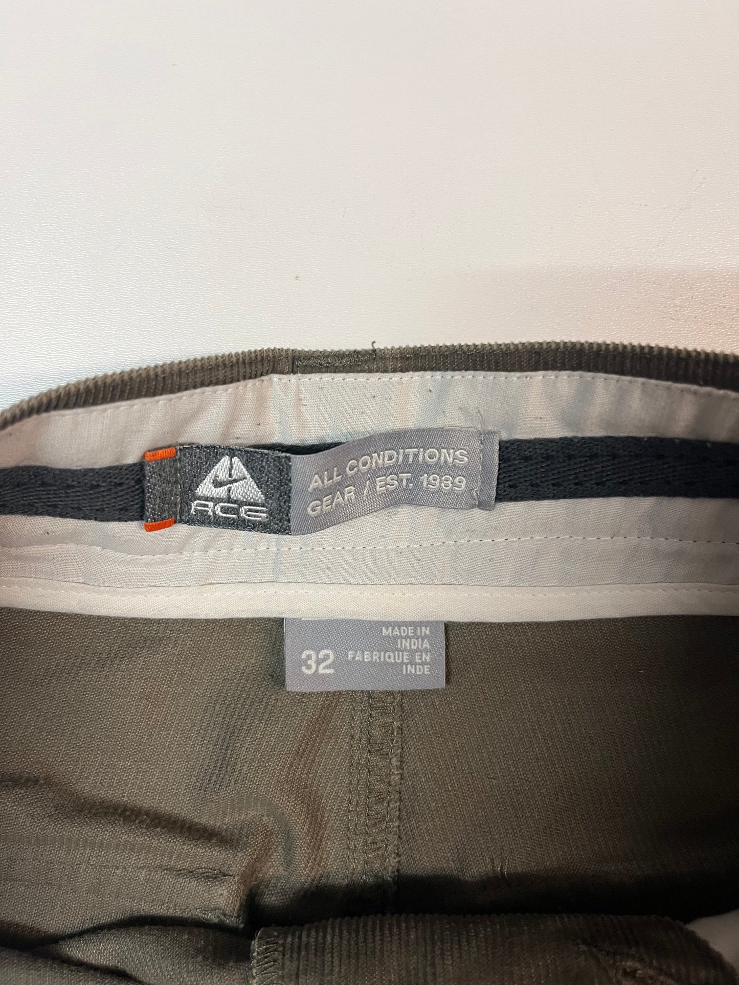Entdecke unsere Vintage Track Pants von Nike und anderen Marken, erhältlich bei Valuxery.de - Dein Shop für trendige Vintage - Kleidung. Unsere Track Pants sind aus hochwertigen Materialien und