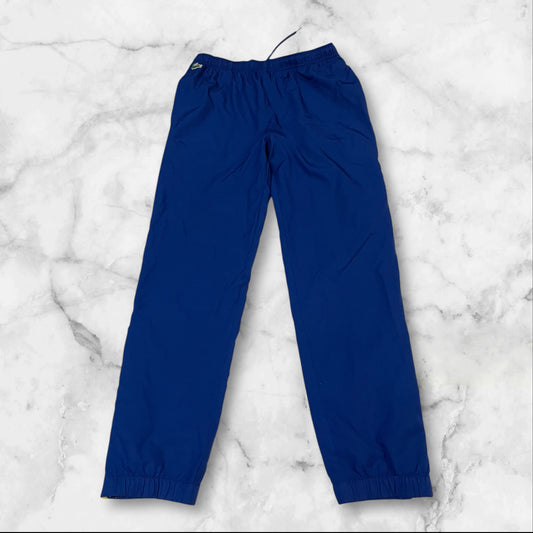 Entdecke unsere Vintage Track Pants von Nike und anderen Marken, erhältlich bei Valuxery.de - Dein Shop für trendige Vintage - Kleidung. Unsere Track Pants sind aus hochwertigen Materialien und