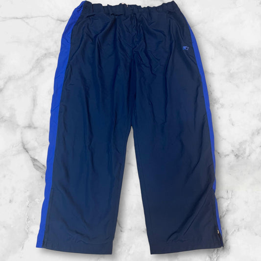 Entdecke unsere Vintage Track Pants von Nike und anderen Marken, erhältlich bei Valuxery.de - Dein Shop für trendige Vintage - Kleidung. Unsere Track Pants sind aus hochwertigen Materialien und