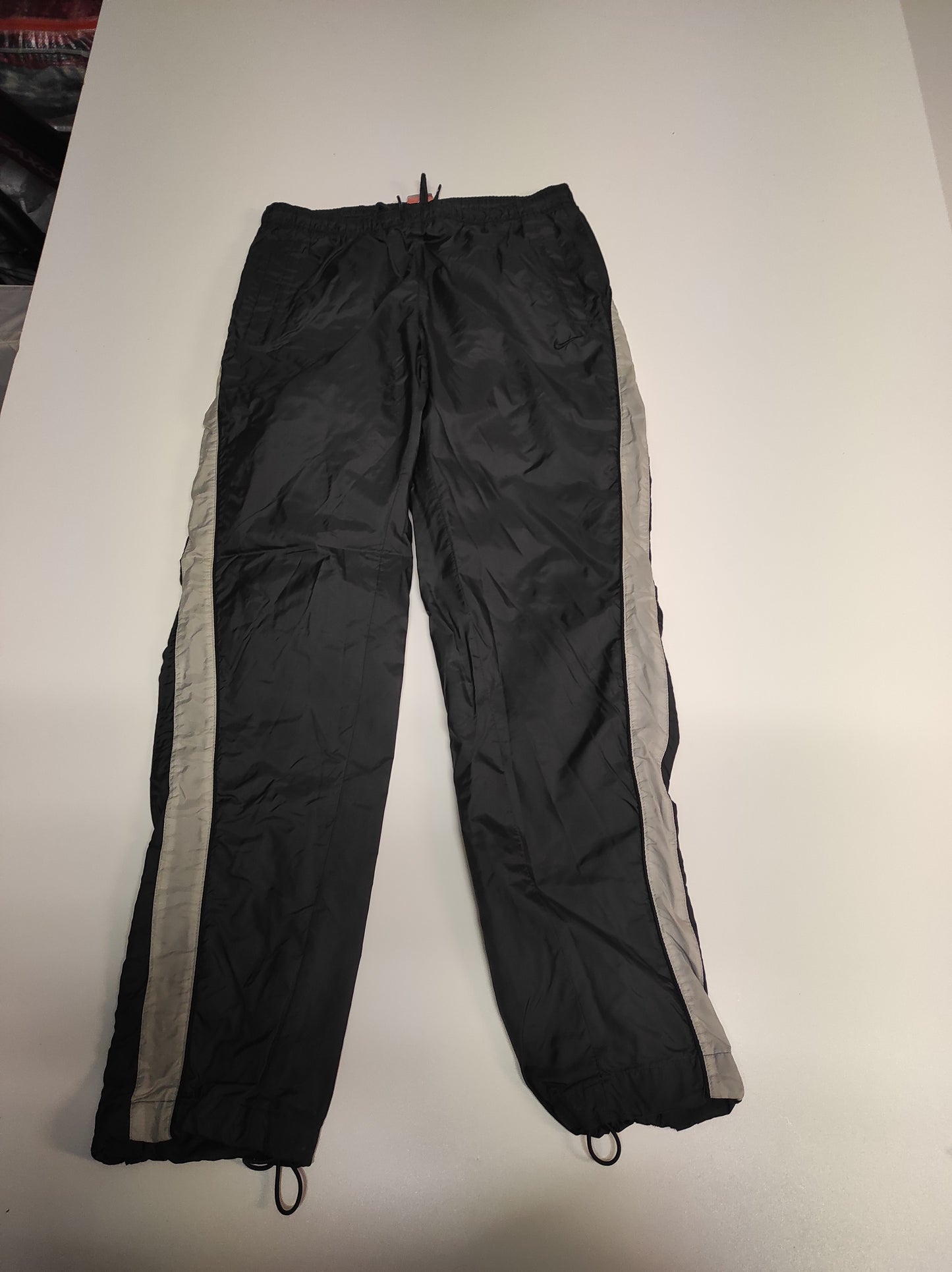 Entdecke unsere Vintage Track Pants von Nike und anderen Marken, erhältlich bei Valuxery.de - Dein Shop für trendige Vintage - Kleidung. Unsere Track Pants sind aus hochwertigen Materialien und