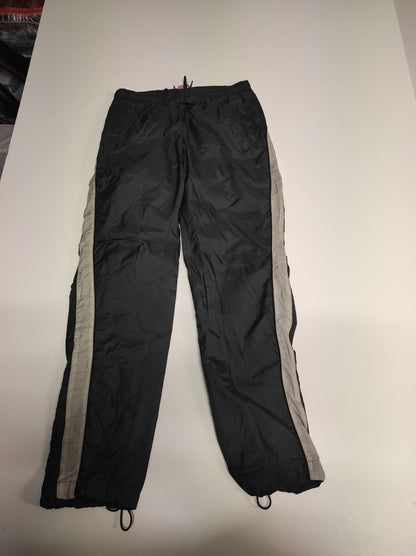 Entdecke unsere Vintage Track Pants von Nike und anderen Marken, erhältlich bei Valuxery.de - Dein Shop für trendige Vintage - Kleidung. Unsere Track Pants sind aus hochwertigen Materialien und