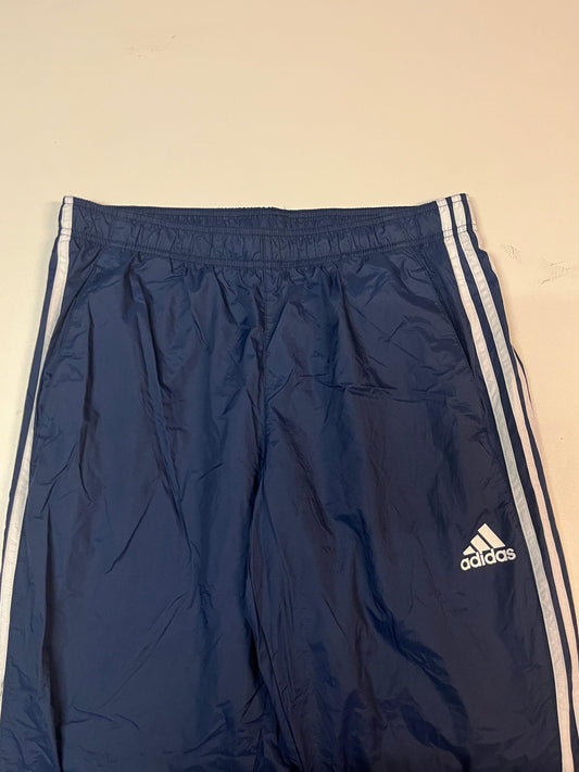 Entdecke unsere Vintage Track Pants von Nike und anderen Marken, erhältlich bei Valuxery.de - Dein Shop für trendige Vintage - Kleidung. Unsere Track Pants sind aus hochwertigen Materialien und